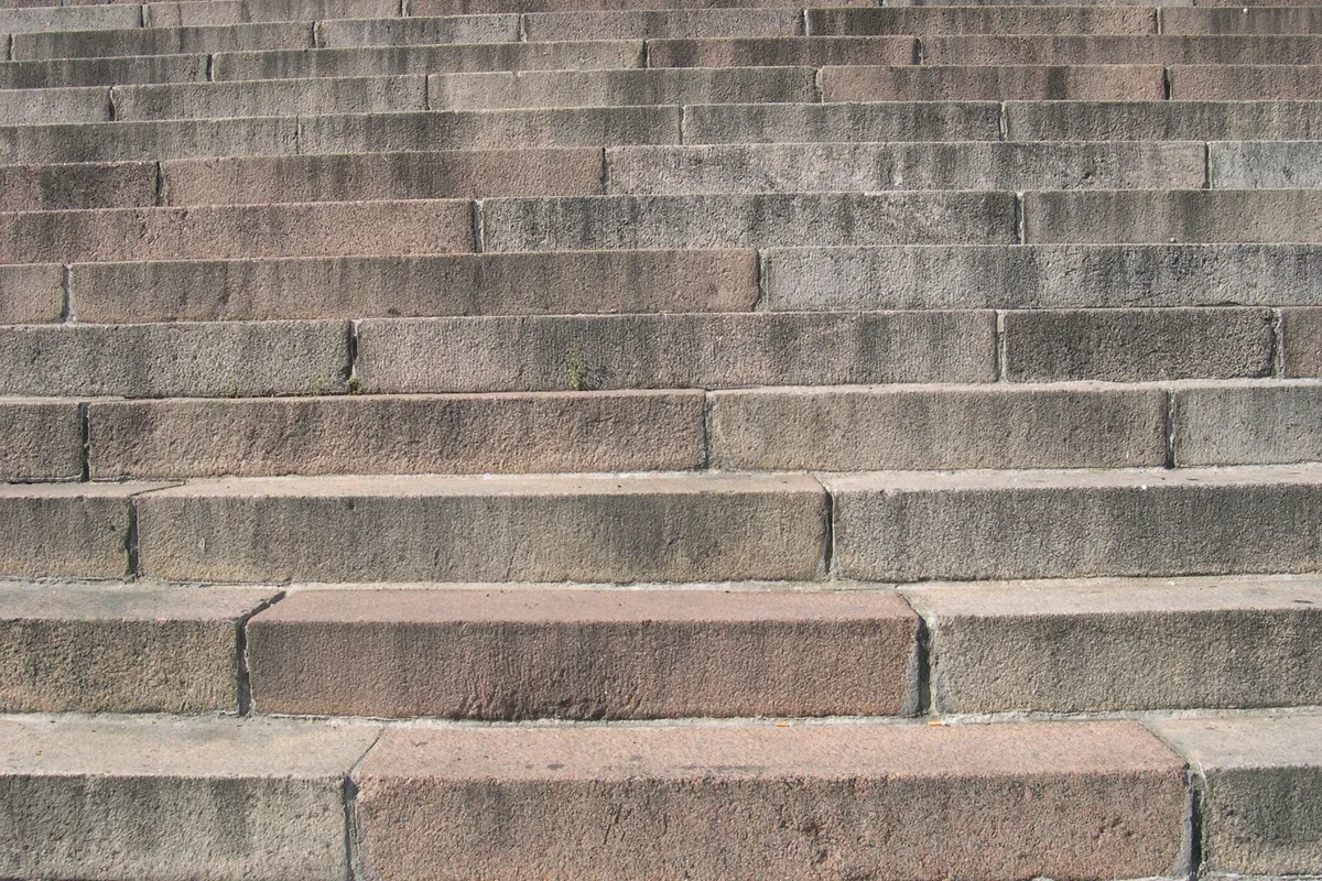Escalones de parque vacíos de primer plano de personas