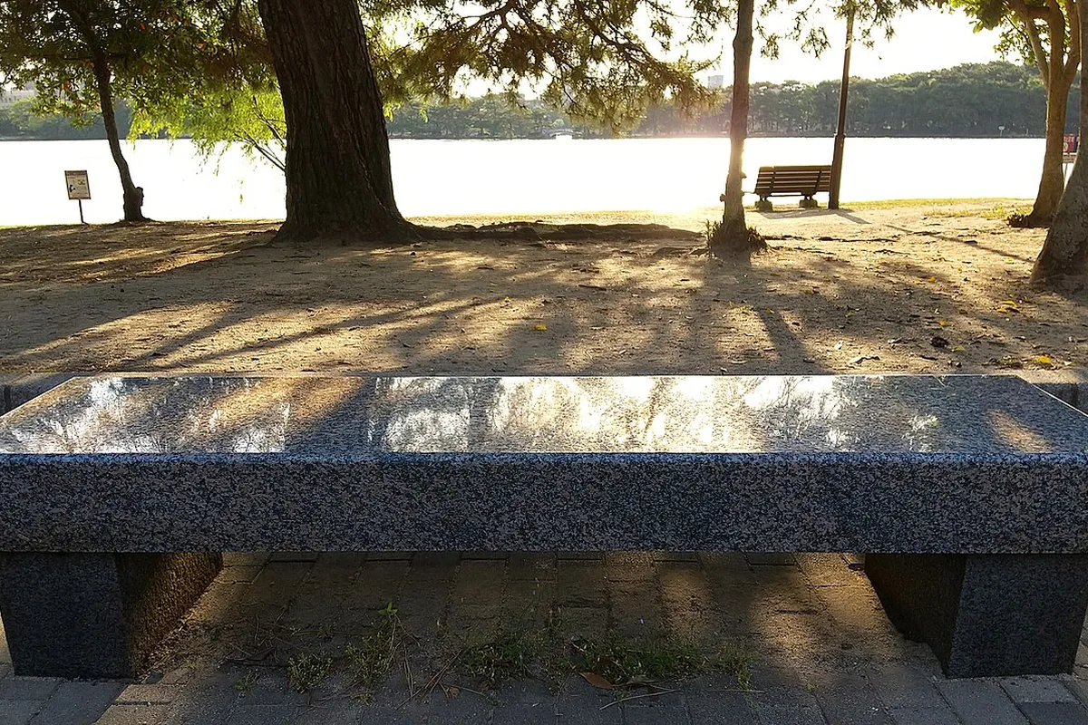 Banca de piedra sin personas